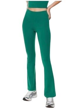 Aritzia TNA Chill Atmosphere Hi-rise Flare Yoga pants • Medium Short • NWT
